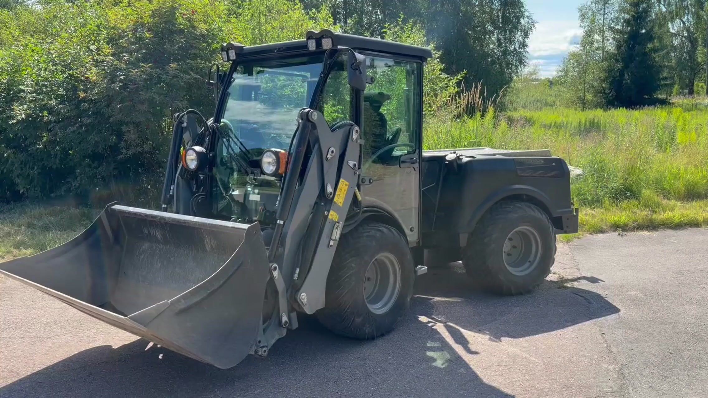 Belos TransGiant Implement Carrier | 4WD | Plow & Bucket | 2007