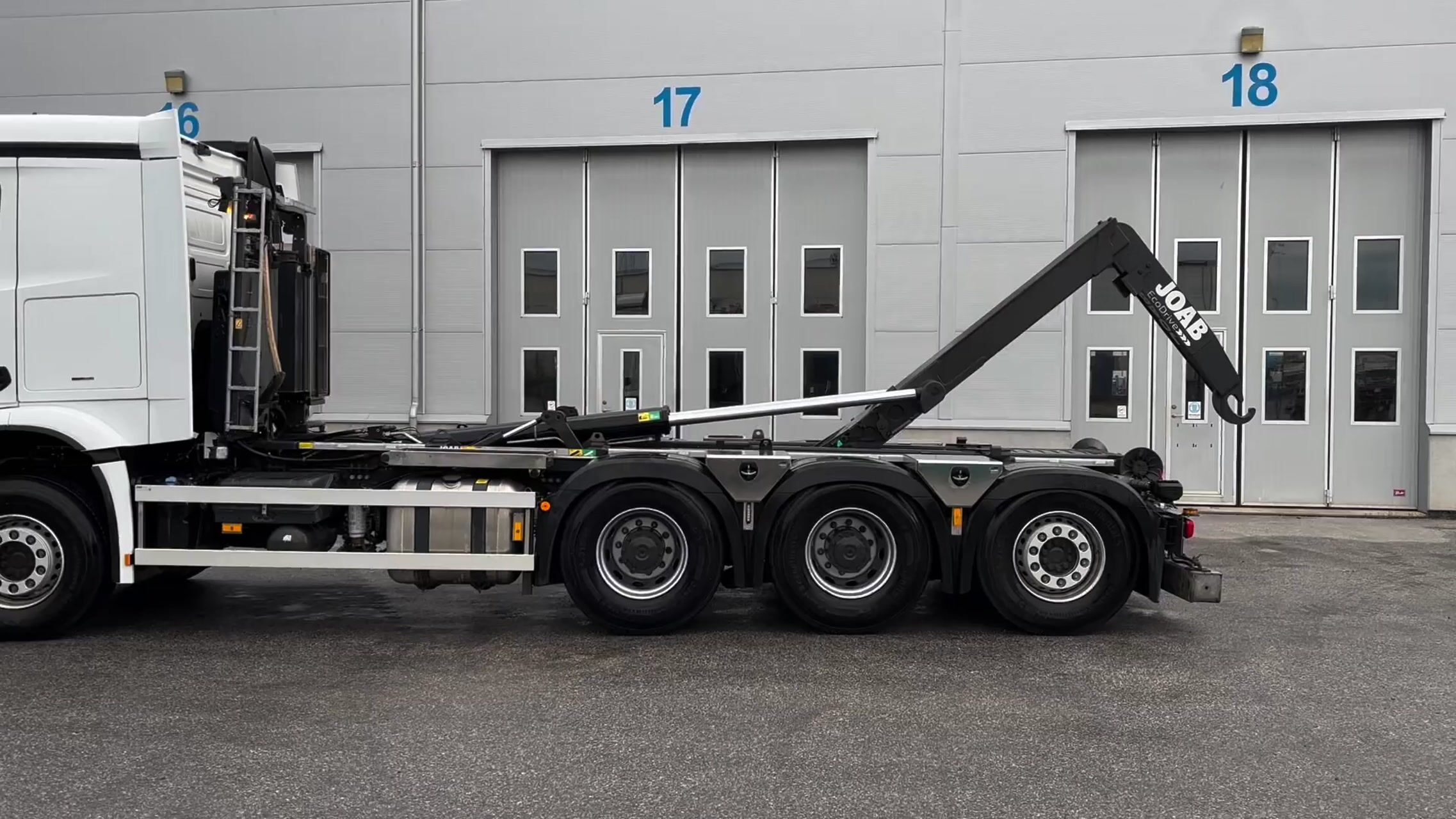 Tridemväxlare Mercedes-Benz Arocs 3751 -2023 | JOAB 24 ton | Plogutrustad