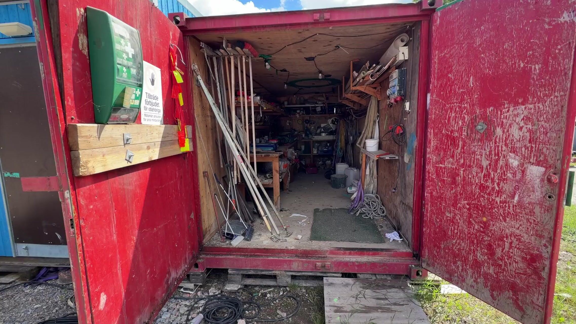 20-fots container med innehåll.
