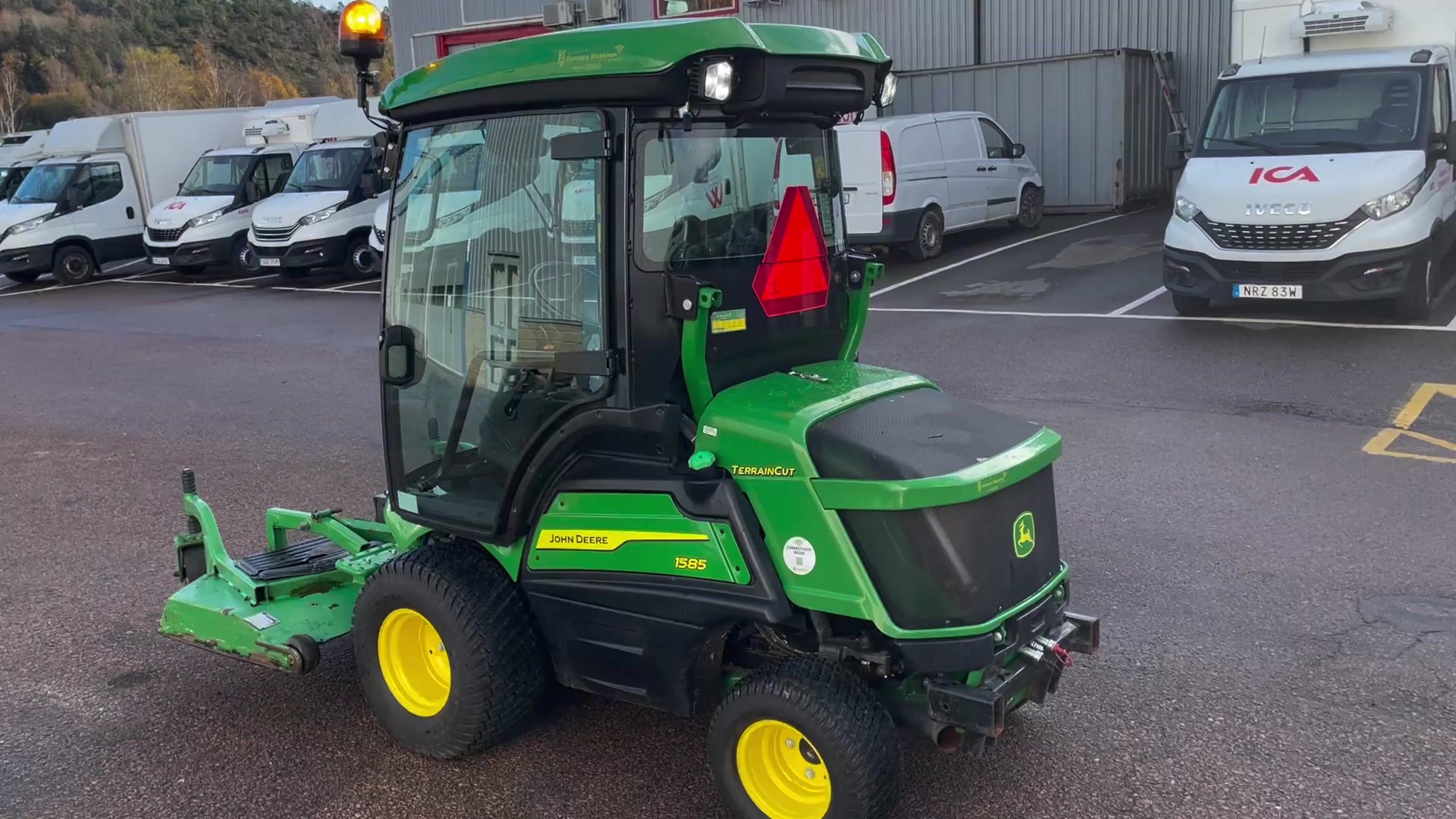 Frontrotorklippare John Deere TerrainCut -2025 med vikplog och sandspridare