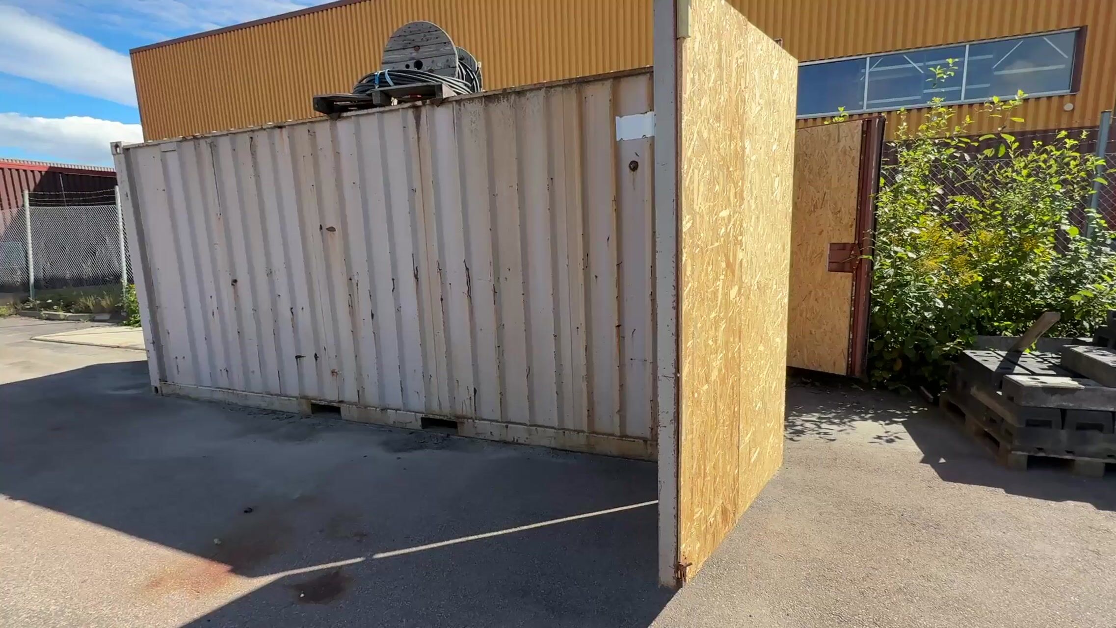 20-fots container med innehåll (bygg)
