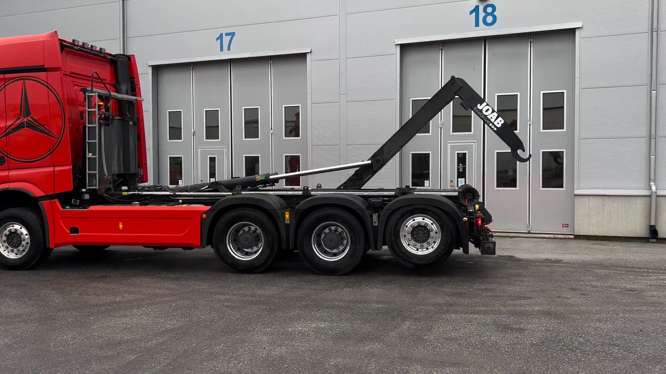 Tridemväxlare Mercedes-Benz Arocs 3758 -2023 | JOAB 24 ton | Plogutrustad