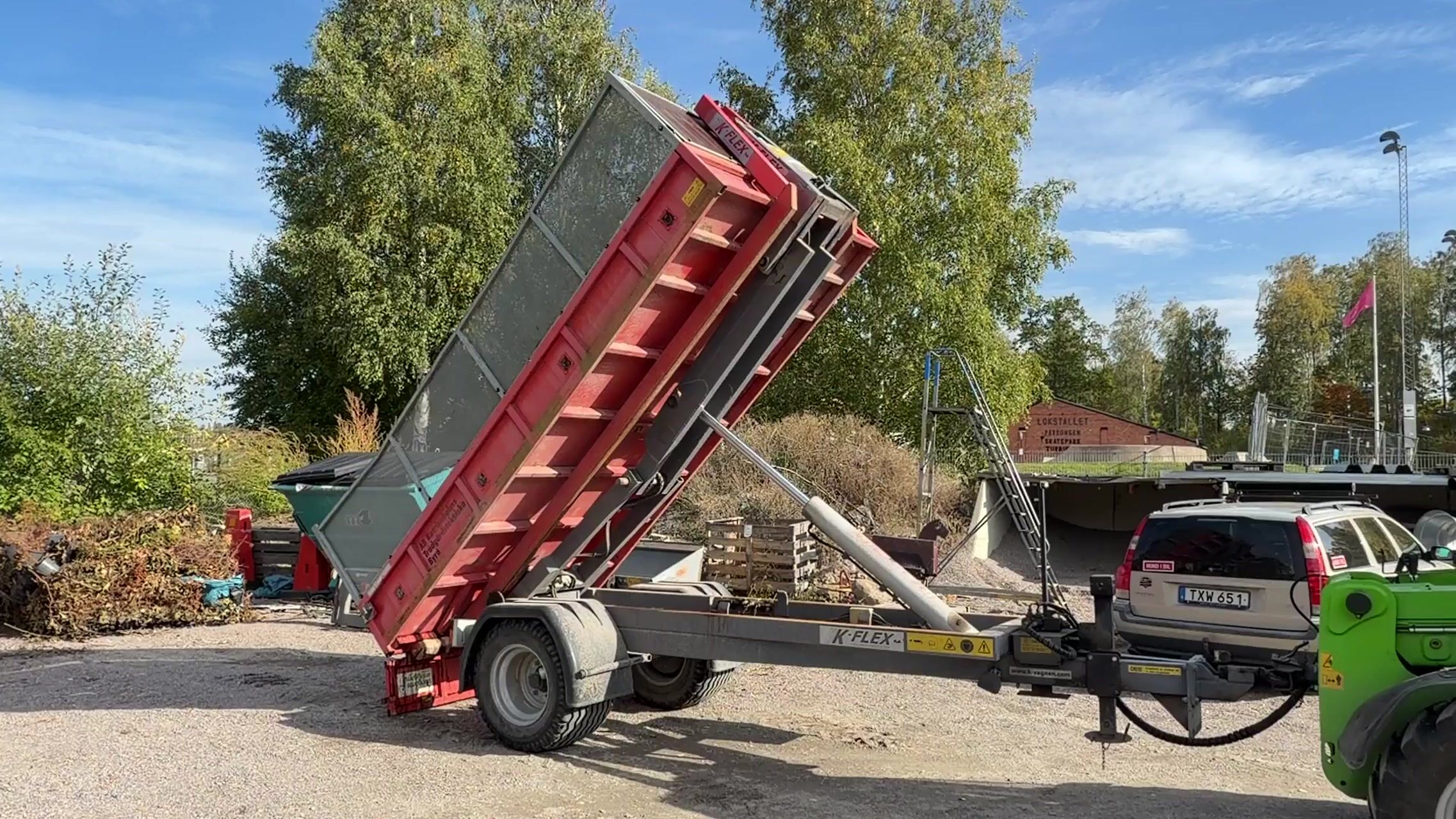 Lastväxlarvagn K-vagnen FV5000 med lövsugsaggregat K-sugen | 2012