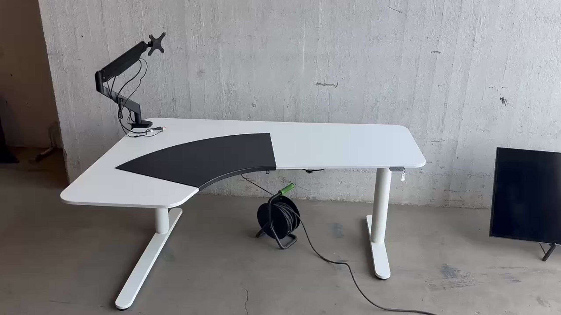 Skrivbord, höj- och sänkbart inkl. monitorfäste