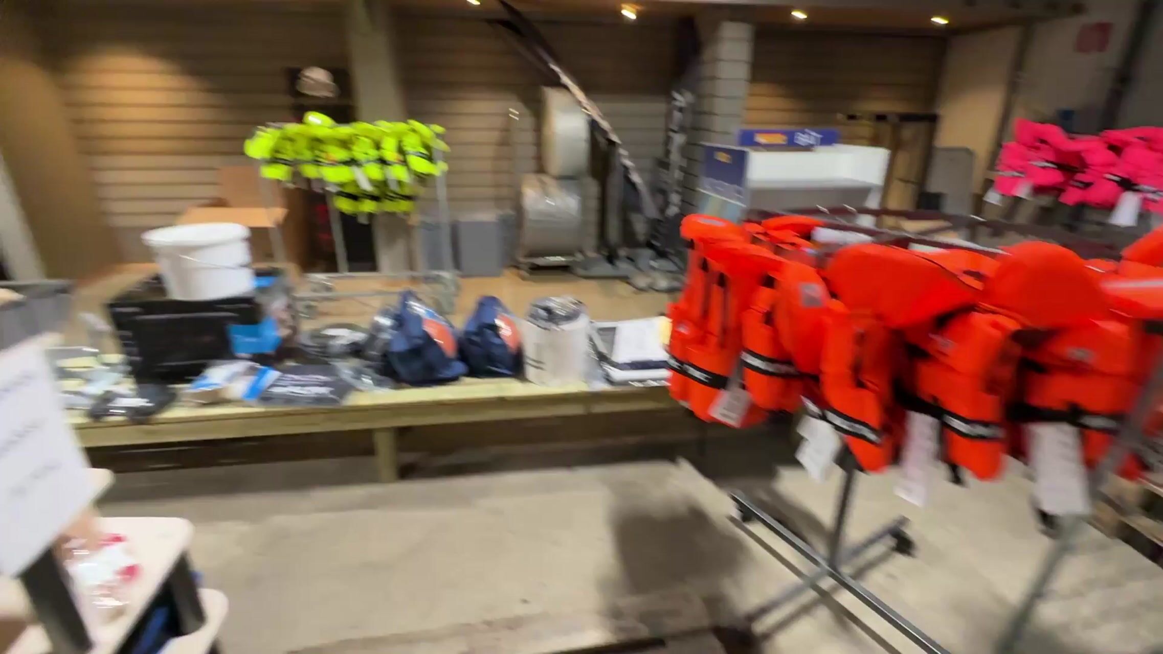Butiksinredning och butiksvaror.