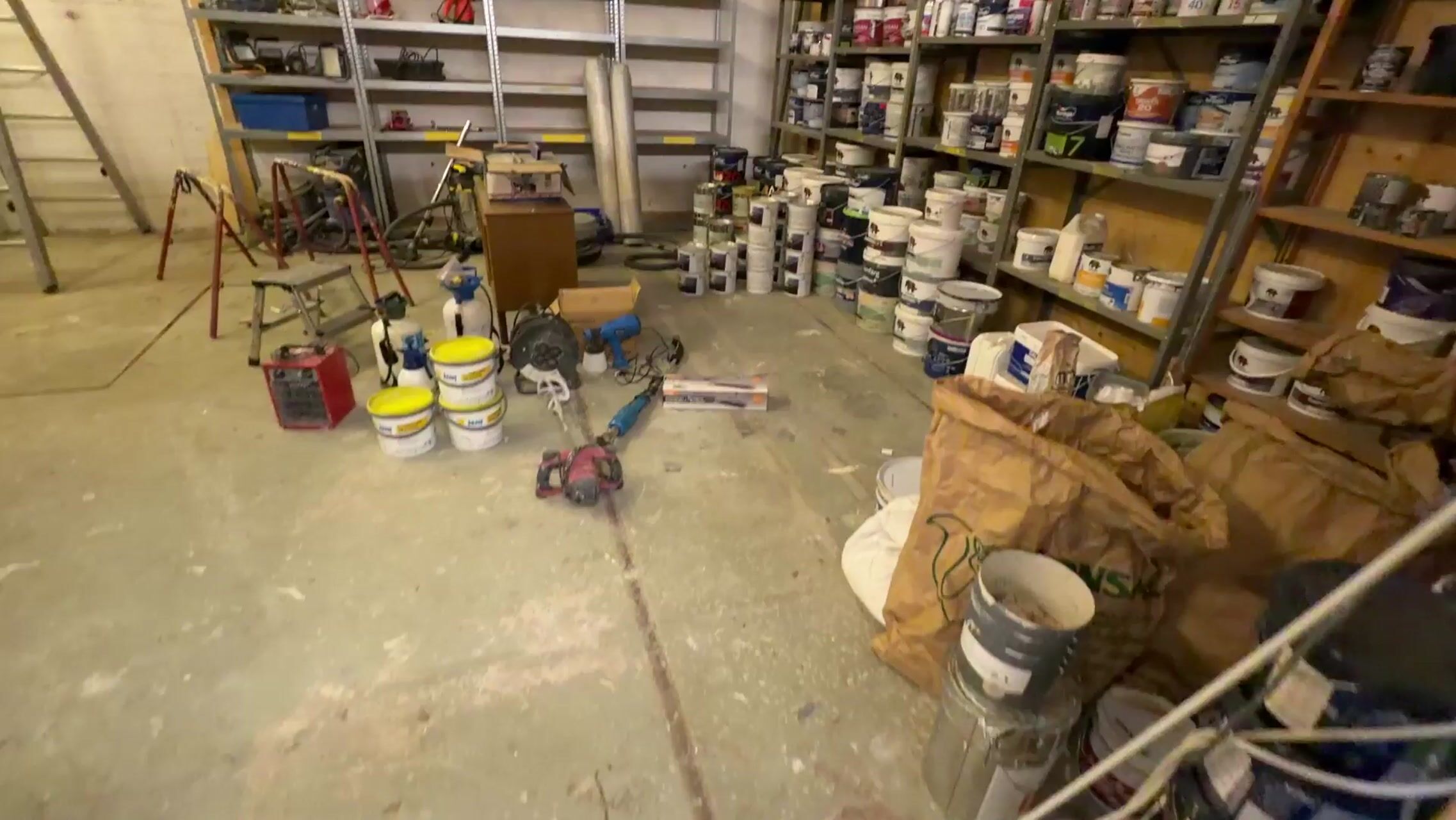 Målarutrustning, stegar, färg m.m. Stort Parti.