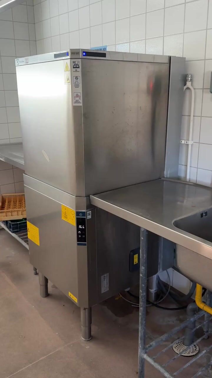 Restaurangdiskmaskin inkl. Bänkar (2013)