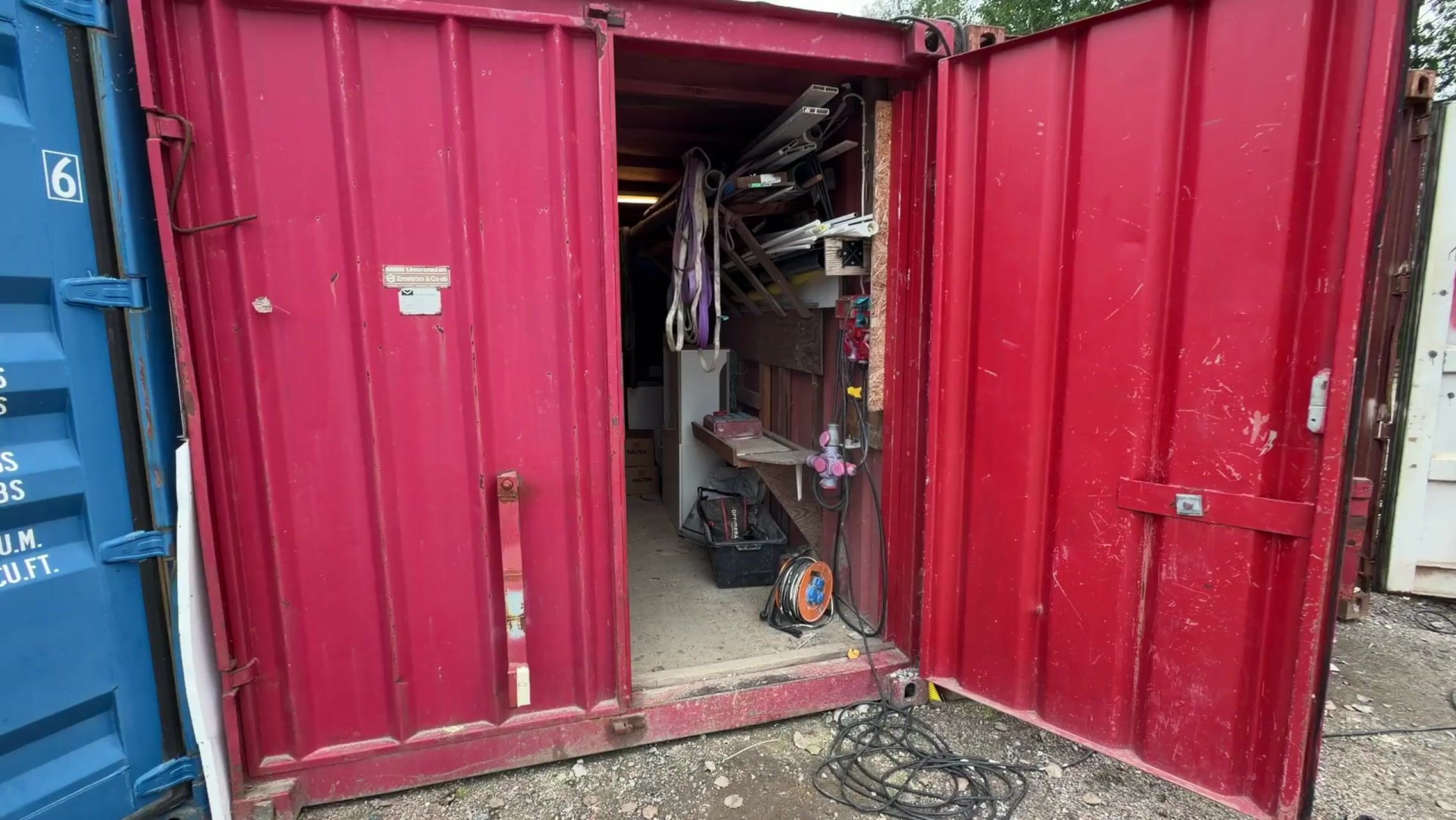 20-fots container med innehåll