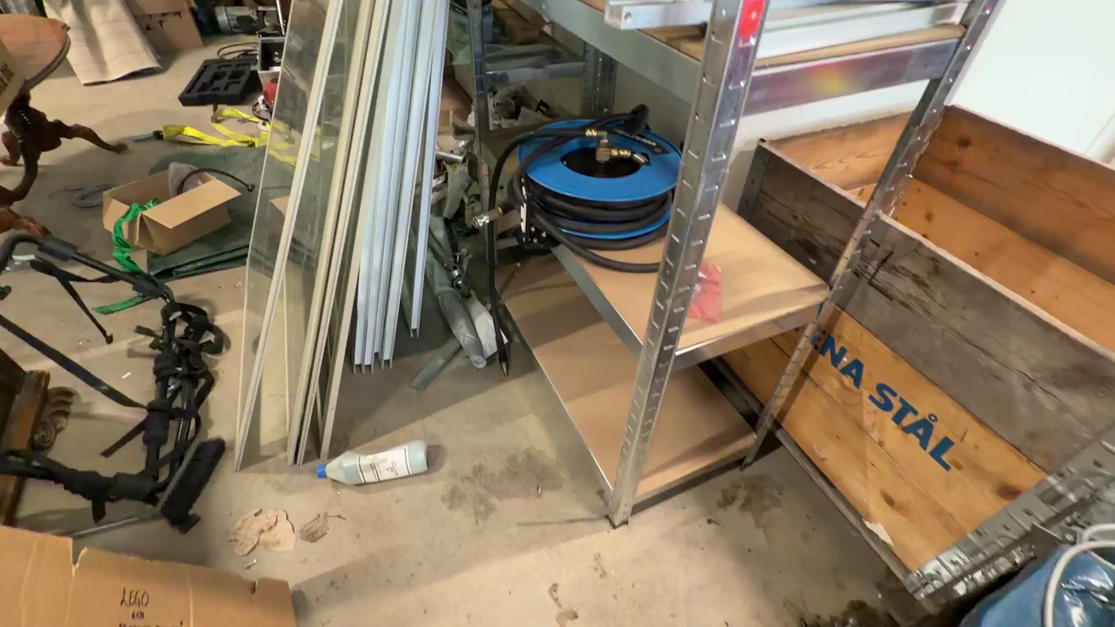 Parti med objekt från hissföretag, hyllor & delar