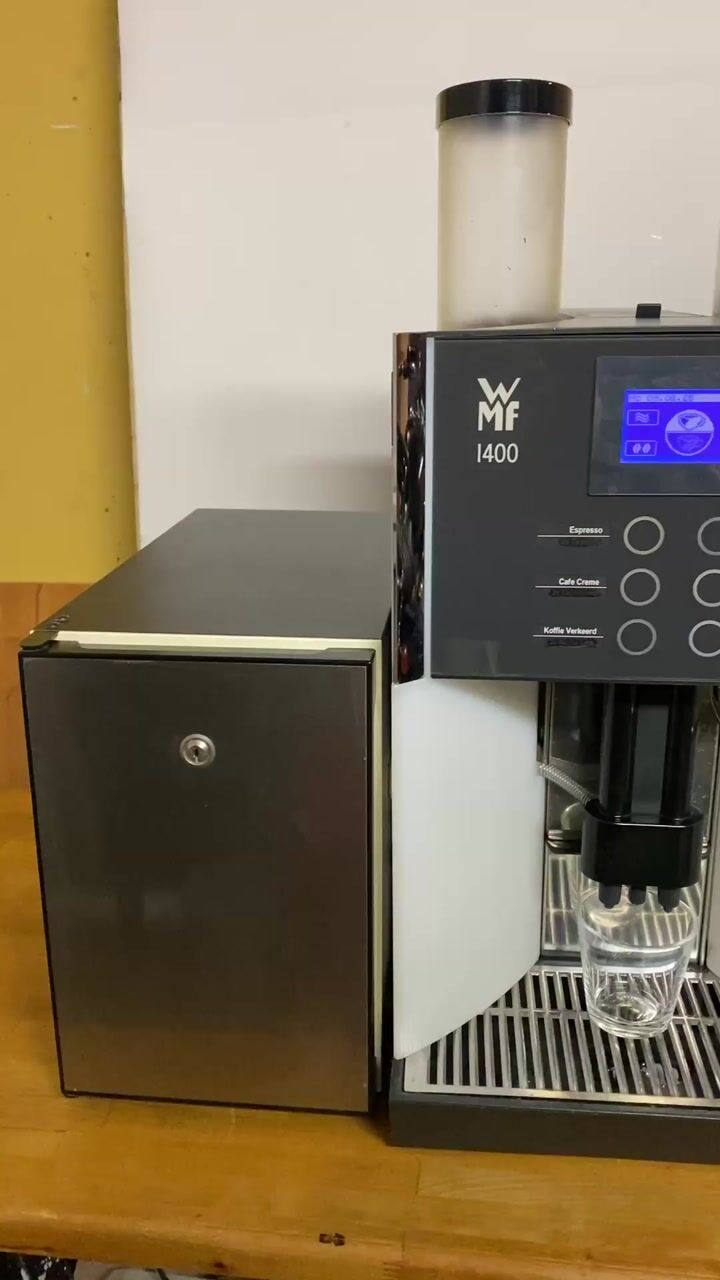 Kaffemaskin WMF 1400 och mjölkkyl Vitrifrigo FG 10l WMFE