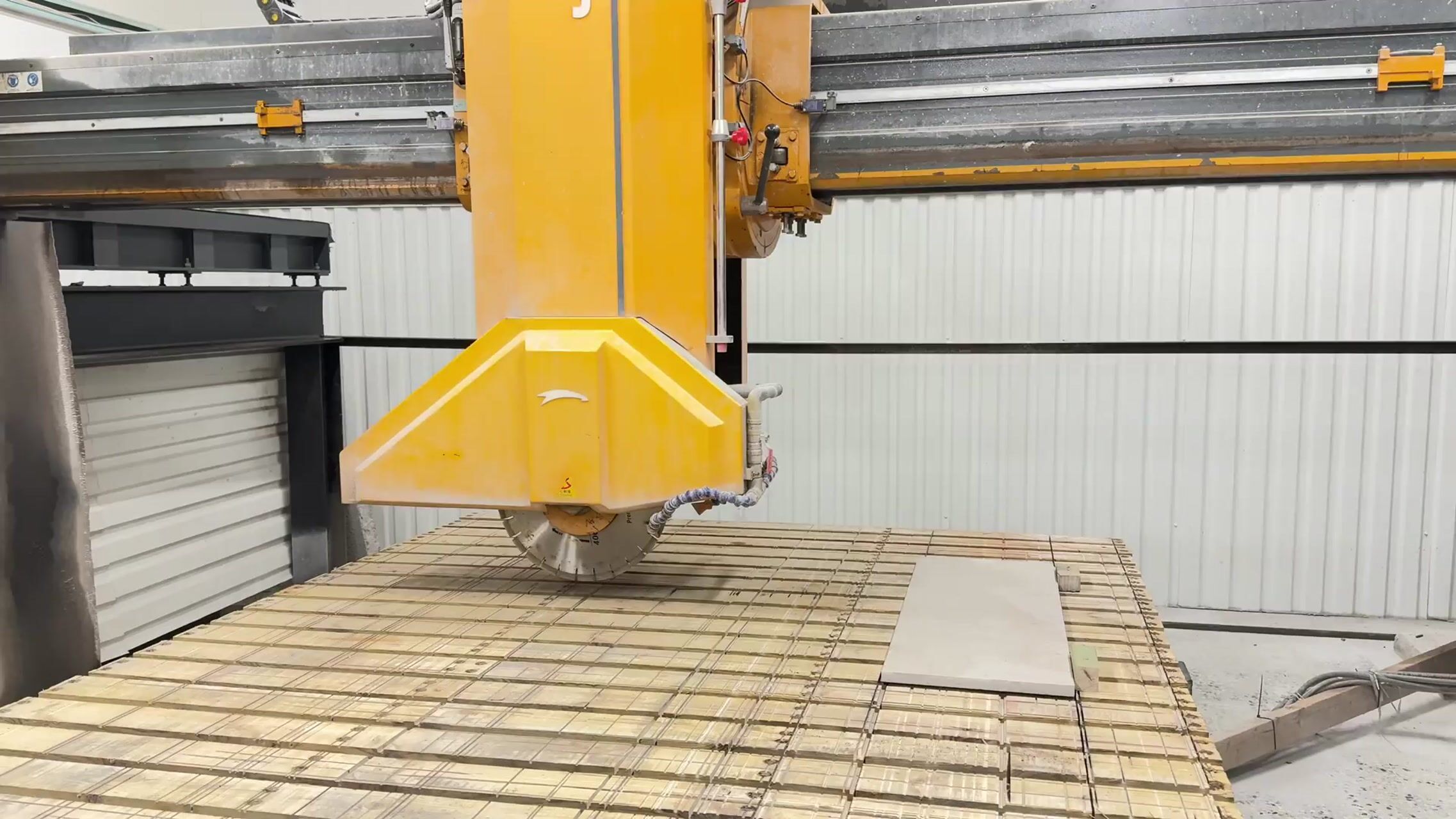 Vattenkyld stensåg Julun SQC-700X | tilt- & vridbart bord | 2016