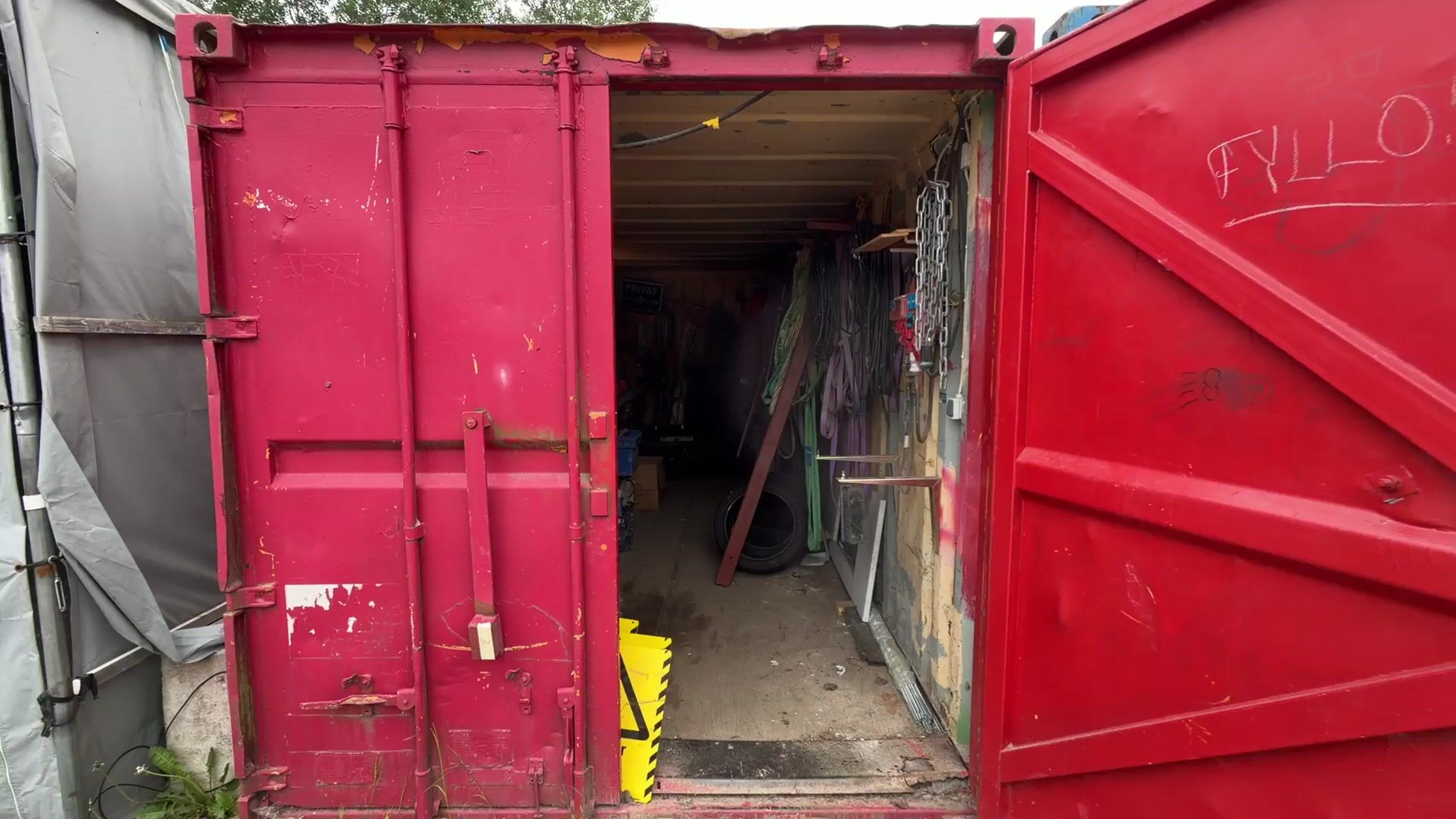 20-fots container med mycket innehåll