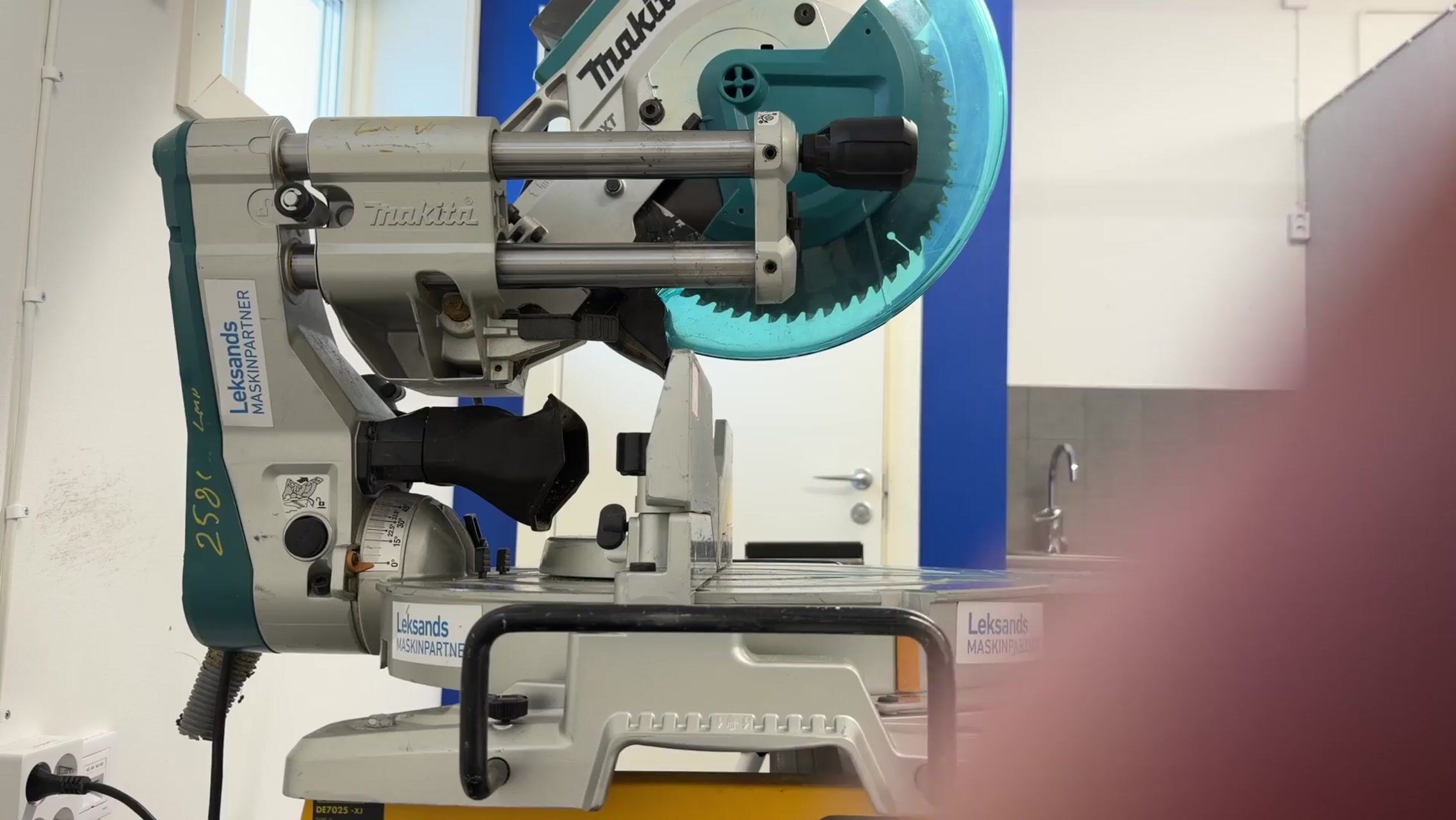 Kap- & gersåg Makita LS1019L, stativ DeWalt DE7023