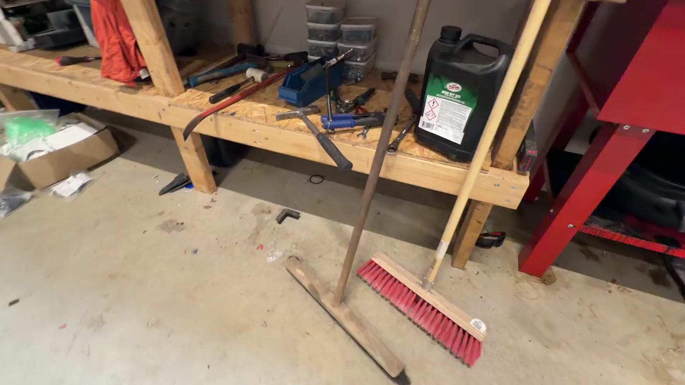 Verktyg, hyllor, skruvstäd m.m. Stort parti